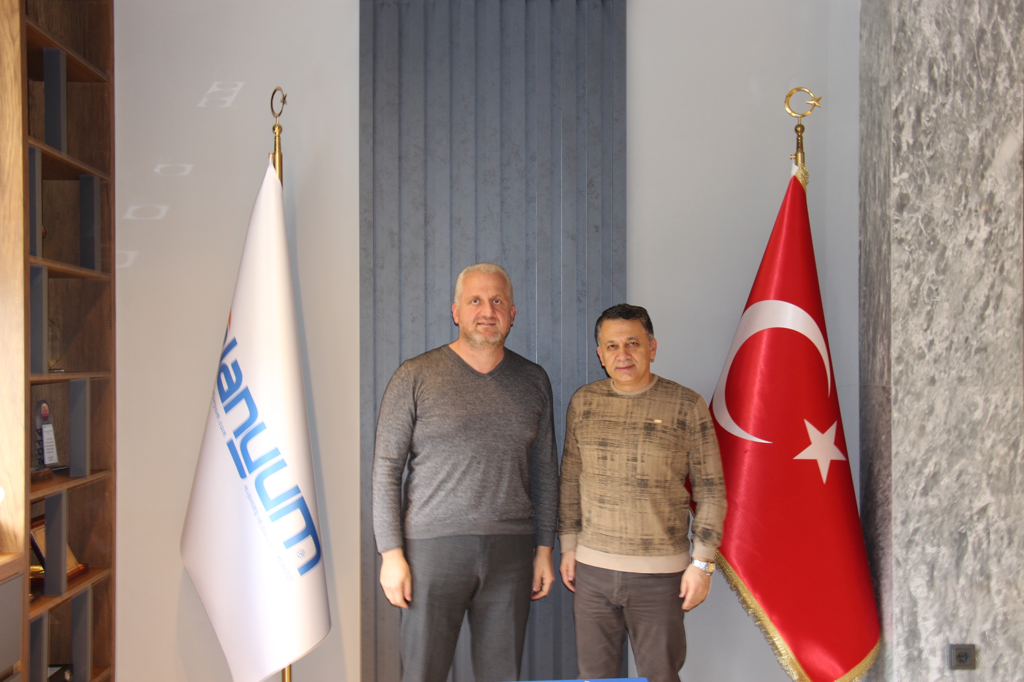 Küresel Gazeteciler Konseyi Genel Başkanı Mehmet Ali Dim, Alanyum AVM Genel Müdürü Ahmet Paşaoğlu'nu ziyaret etti.