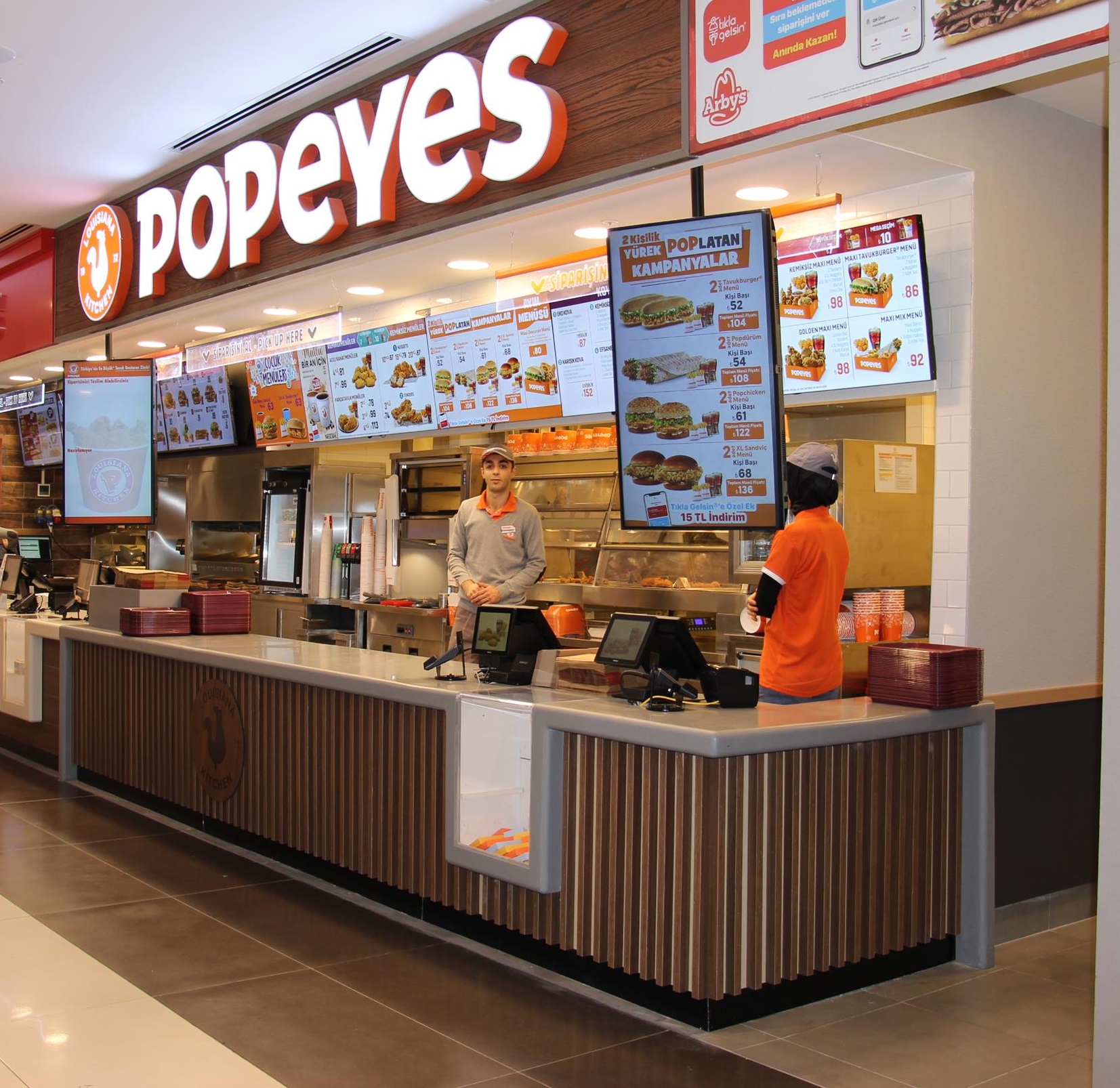 Rosto sandviçleri, wrapleri, salataları ve enfes kıvırcık patateslerini lezzet severlerle buluşturan Arby's ve zengin eşsiz tavuk menüleriyle Popeyes yeni restoranlarını Alanyum AVM'de hizmete sundu.